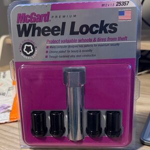 Premium Wheel Locks - Black and Silver 25357